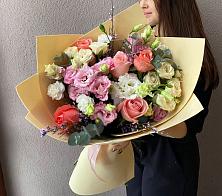 Букет цветов из:  Розы, Лизиантусы и Гвоздики #REPLACE_PRED# Совхозном Свердловская область