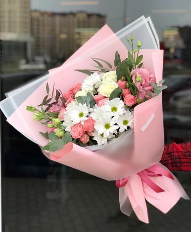 Букет цветов из: Розы, Лизиантусы и Хризантемы в Совхозном Свердловская область